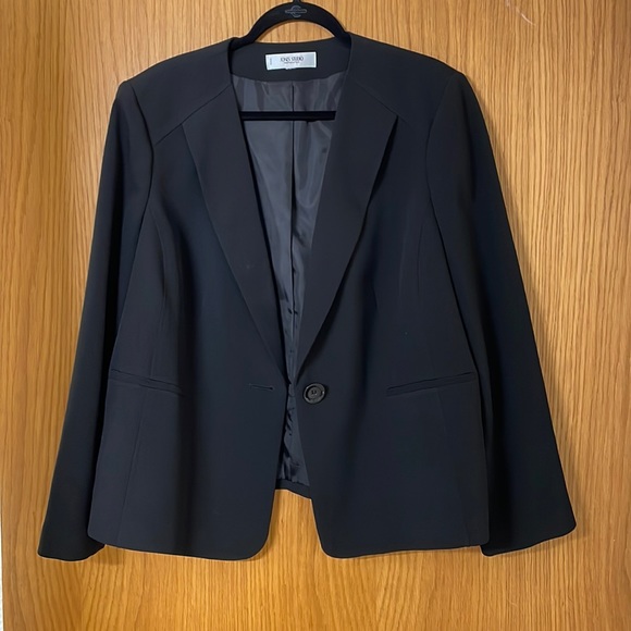 Jones Studio Jackets & Blazers - Jones Studio Separates  1x black business blazer with working button